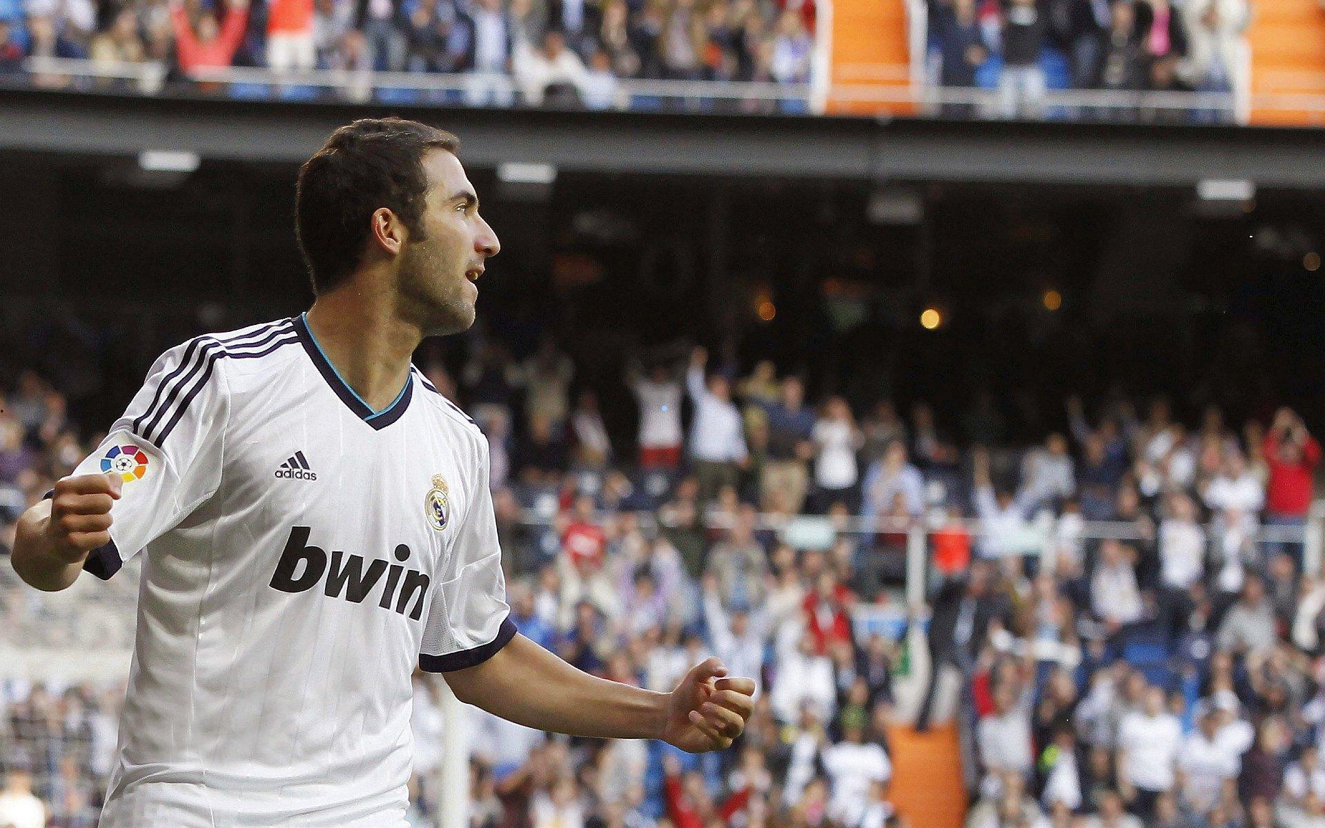 摩根社交媒体举动引发讨论，赖斯赛场激情瞬间折射体育界拒绝平庸心态