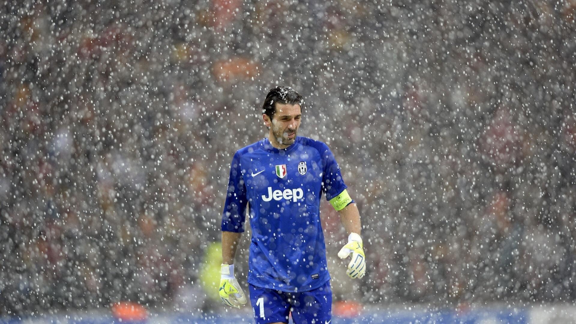 赛前温馨叙旧！字母哥与利拉德热聊展现篮球场外深厚情谊